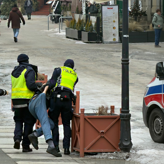 Zaczepiał przechodniów na deptaku. Interweniowała policja i pogotowie