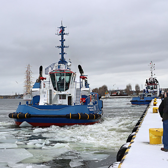 „Dar Młodzieży” przebił się przez zalodzony Zalew Szczeciński. Do niedzieli będzie ozdobą świnoujskiego nabrzeża