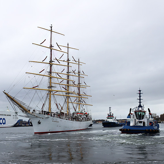„Dar Młodzieży” przebił się przez zalodzony Zalew Szczeciński. Do niedzieli będzie ozdobą świnoujskiego nabrzeża [2]