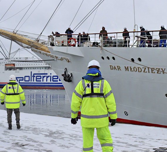 „Dar Młodzieży” przebił się przez zalodzony Zalew Szczeciński. Do niedzieli będzie ozdobą świnoujskiego nabrzeża [3]