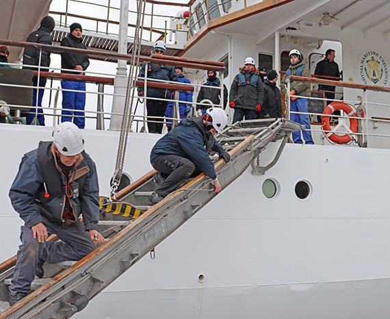 „Dar Młodzieży” przebił się przez zalodzony Zalew Szczeciński. Do niedzieli będzie ozdobą świnoujskiego nabrzeża [4]