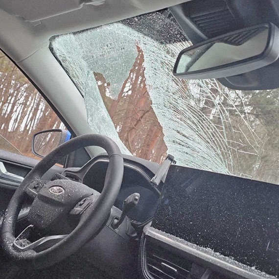 Tafla lodu spad�a na przedni� szyb� samochodu - kieruj�cy ukarany wysokim mandatem