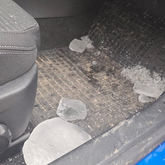 Tafla lodu spadła na przednią szybę samochodu - kierujący ukarany wysokim mandatem [2]