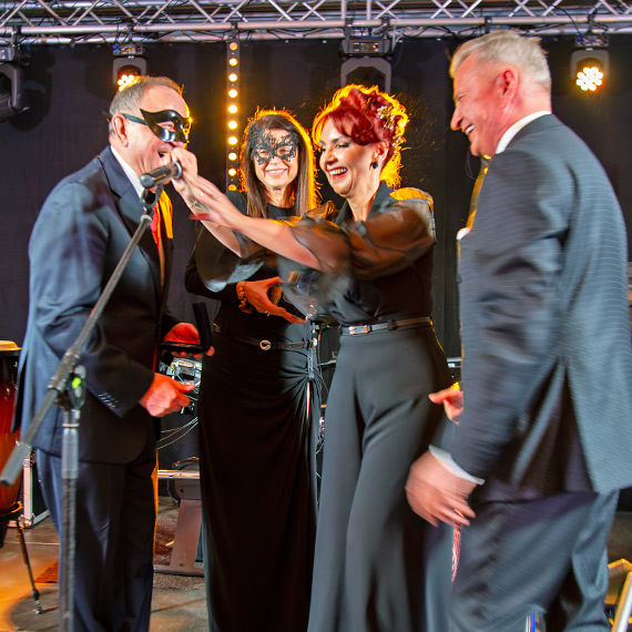 Marzec coś szepnął do wiceministra Wziątka. Prezydent Joanna Agatowska błyskawicznie zasłoniła mikrofon. Ach co to była za scena