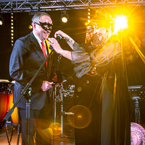 Marzec coś szepnął do wiceministra Wziątka. Prezydent Joanna Agatowska błyskawicznie zasłoniła mikrofon. Ach co to była za scena