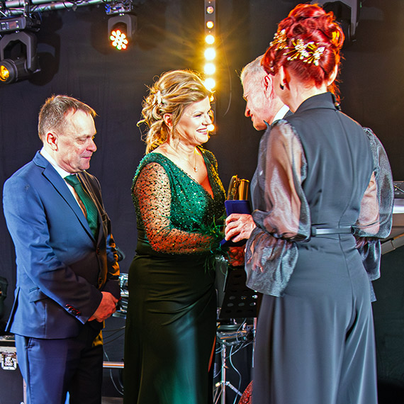 200 go�ci, 16 statuetek i zabawa do �witu. Tak wygl�da� Prezydencki Bal Maskowy w stylu weneckim