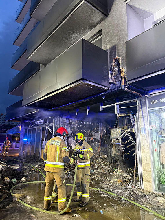 Międzyzdroje: Płomienie przy Promenadzie Gwiazd. Żabka spłonęła doszczętnie