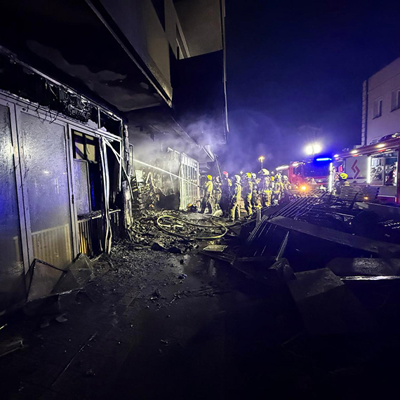 Mi�dzyzdroje: P�omienie przy Promenadzie Gwiazd. �abka sp�on�a doszcz�tnie