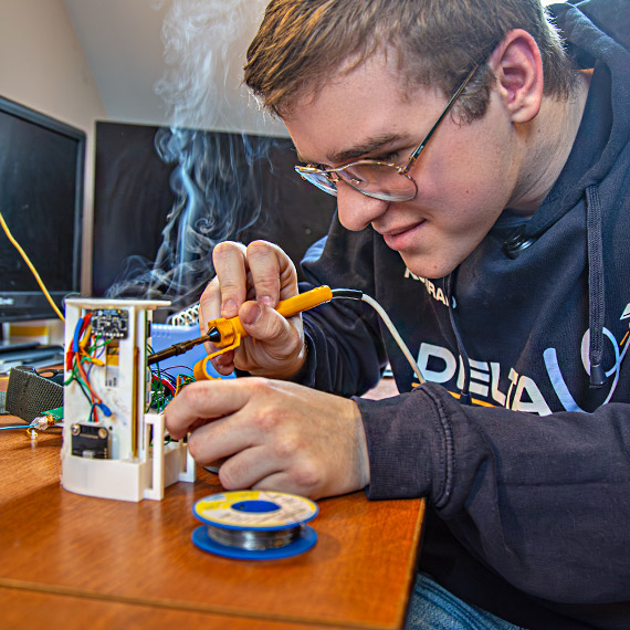 Konrad ze �winouj�cia buduje satelit� w niemieckiej szkole. Rakietowy start ju� w marcu. Zobacz film!