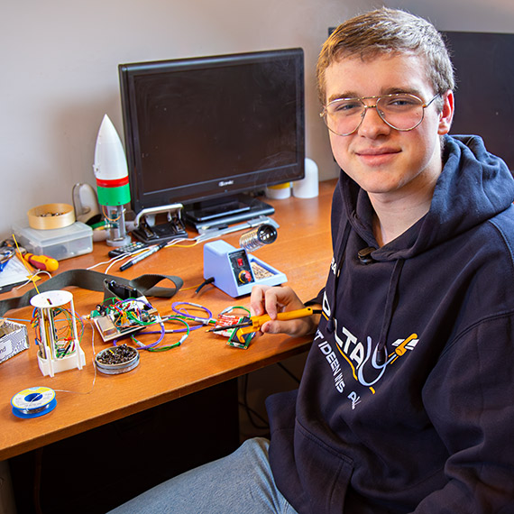 Konrad ze �winouj�cia buduje satelit� w niemieckiej szkole. Rakietowy start ju� w marcu. Zobacz film!