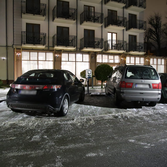 Blokowali jedyną ładowarkę w tej części miasta. 100 zł i po sprawie?