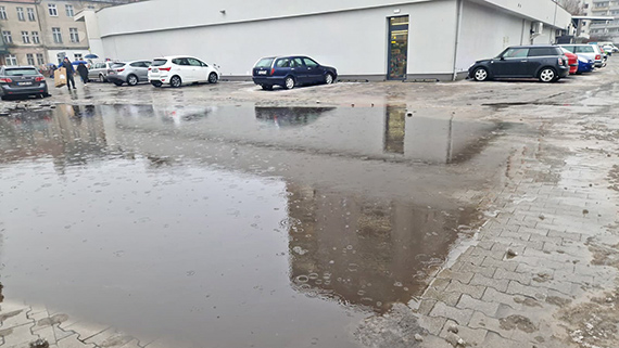 Zalany parking przy Biedronce. Nikt z tym nic nie robi. Ile jeszcze?