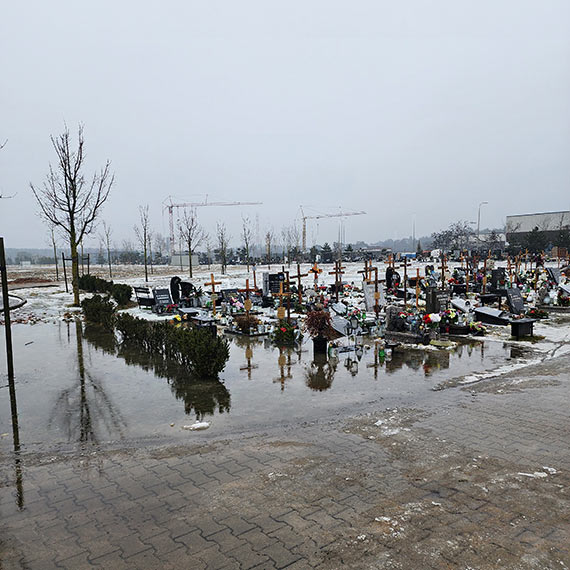 Zalane groby na nowej części cmentarza. Mieszkańcy proszą o pilną interwencję
