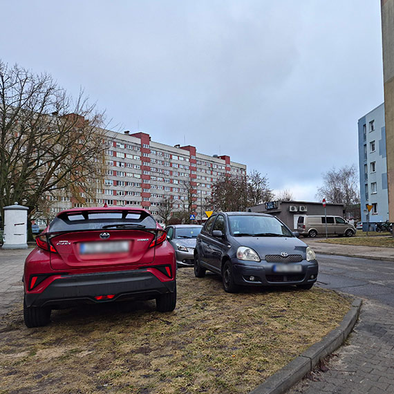 Niebezpiecznie przy Witosa 6. Auta na trawniku zasłaniają widoczność