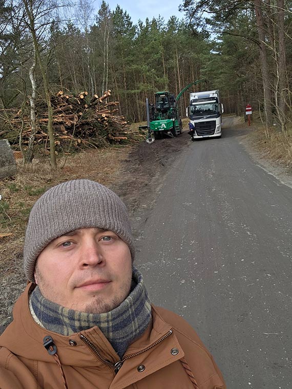Ciężarówki w przytorskich lasach. Radni pytają o bezpieczeństwo drogi na plażę
