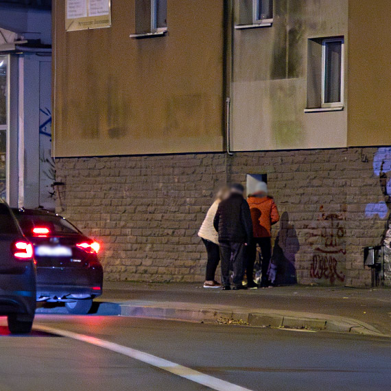 Prokuratura umorzyła sprawę bicia psa przy Konstytucji 3 Maja. Pies wrócił do właścicielki