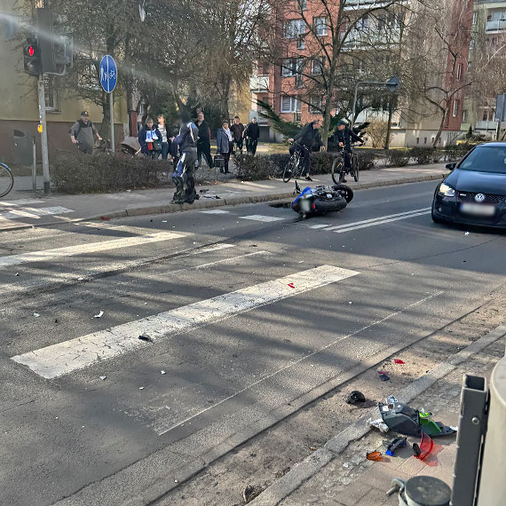 Zderzenie samochodu z motocyklem na skrzyżowaniu Konstytucji 3 Maja i Kościuszki