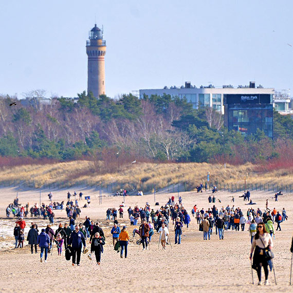 T�umy na pla�y w �winouj�ciu. S�oneczny weekend przyci�gn�� spacerowicz�w