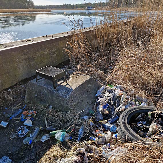 Mulnik tonie w śmieciach. „Relaks, piękny widok, a potem śmietnik”