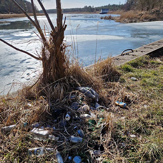 Mulnik tonie w śmieciach. „Relaks, piękny widok, a potem śmietnik”