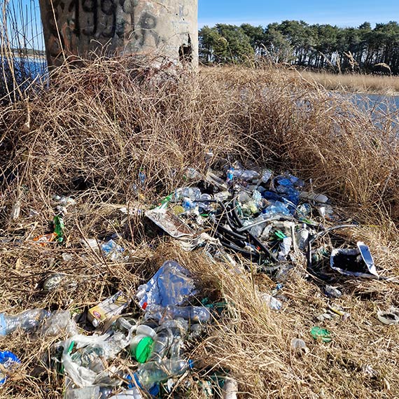 Mulnik tonie w śmieciach. „Relaks, piękny widok, a potem śmietnik”