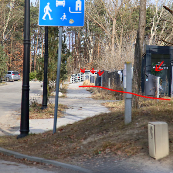 Naprzeciwko ulicy Zdrojowej stoi osiem koszy na śmieci. Taki układ powstał jeszcze kilka lat temu