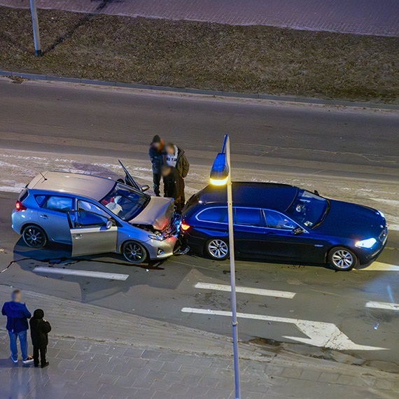 Zderzenie z impetem na 11 Listopada. Toyota wjechała w tył BMW