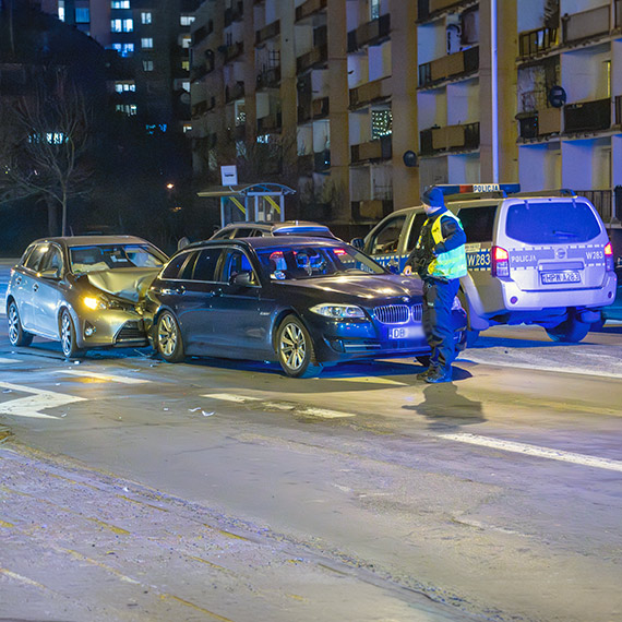 Zderzenie z impetem na 11 Listopada. Toyota wjechała w tył BMW