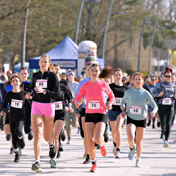 Radosna promenadowa rywalizacja pań tuż przed Dniem Kobiet