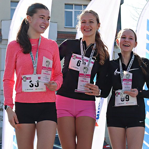 Radosna promenadowa rywalizacja pań tuż przed Dniem Kobiet