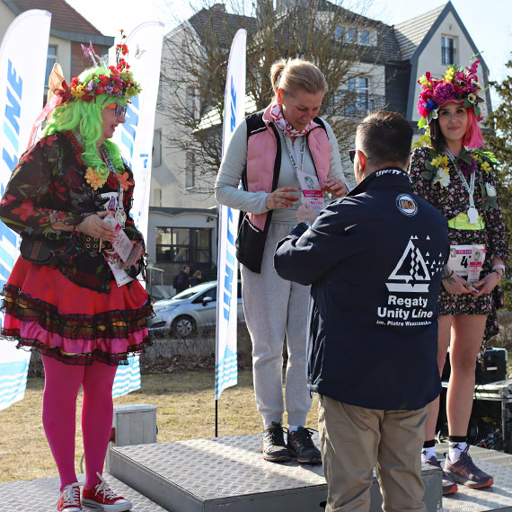 Radosna promenadowa rywalizacja pań tuż przed Dniem Kobiet