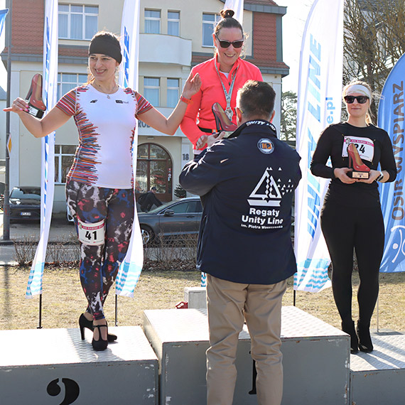 Radosna promenadowa rywalizacja pań tuż przed Dniem Kobiet