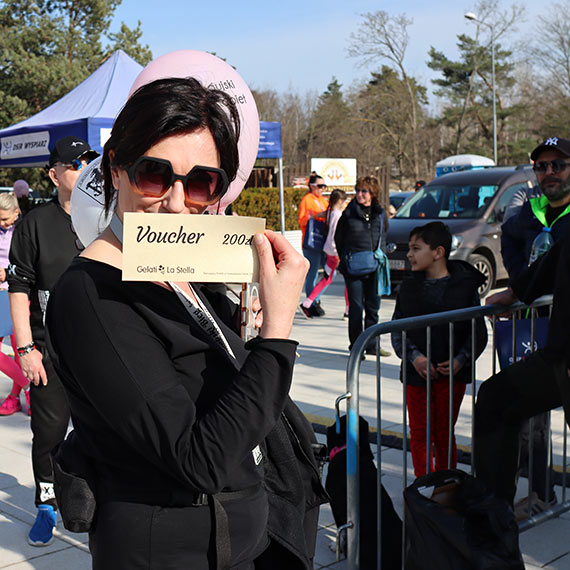 Radosna promenadowa rywalizacja pań tuż przed Dniem Kobiet