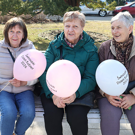 Radosna promenadowa rywalizacja pań tuż przed Dniem Kobiet