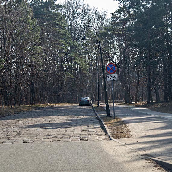 Krzywa latarnia przy ulicy Uzdrowiskowej. Od miesi�cy nikt tego nie poprawi�