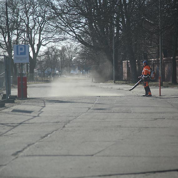 Sprz�tanie czy tylko przesuwanie problemu? Kurz zamiast znikn�� - unosi si� w powietrzu przy wje�dzie do Basenu P�nocnego