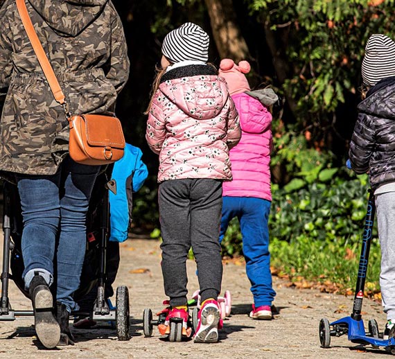 Obcokrajowcy dostają coraz mniej świadczeń z puli 800 plus. Spadek rok do roku jest przeszło 4-proc.
