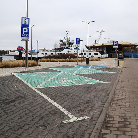 �adowarka widmo przy w�le przesiadkowym w �winouj�ciu. Miejsce jest, znak jest urz�dzenia brak