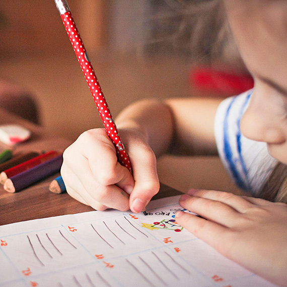 Ni� demograficzny uderza w przedszkola. W wielu gminach zaczyna brakowa� nie miejsc, ale dzieci