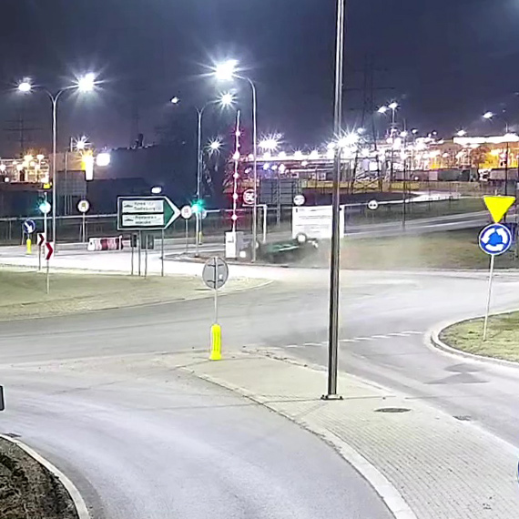 Spektakularne dachowanie przed wjazdem do tunelu w �winouj�ciu. Kierowca wyszed� z auta o w�asnych si�ach. Zobacz film!