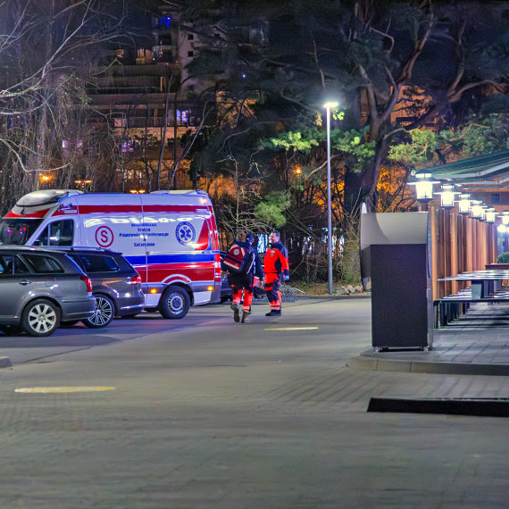 Interwencja pogotowia w McDonald’s. 40-letnia kobieta trafi�a do szpitala