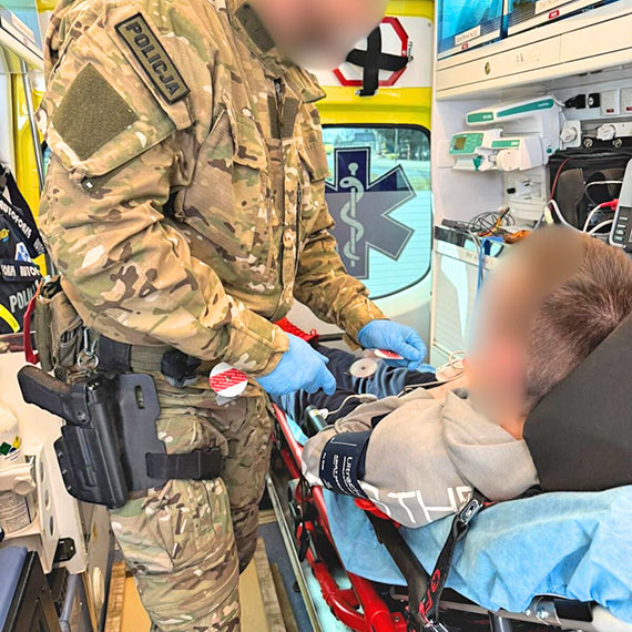 Szybka reakcja policjantów uratowała zdrowie nastolatka