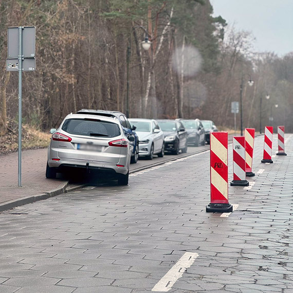 Zaparkowa� tak, �e zablokowa� pas ruchu. Kierowcy przeciskaj� si� mi�dzy pacho�kami na ulicy Zdrojowej