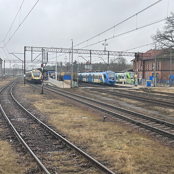 Pociągi do Świnoujścia stanęły. Kolejarze naprawiają trakcję między Wolinem a Troszynem