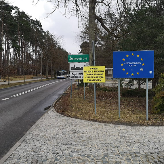 Tablice o ptasiej grypie przy granicy w Świnoujściu. Rozporządzenie obowiązuje od lutego, mieszkańcy dowiadują się dopiero teraz