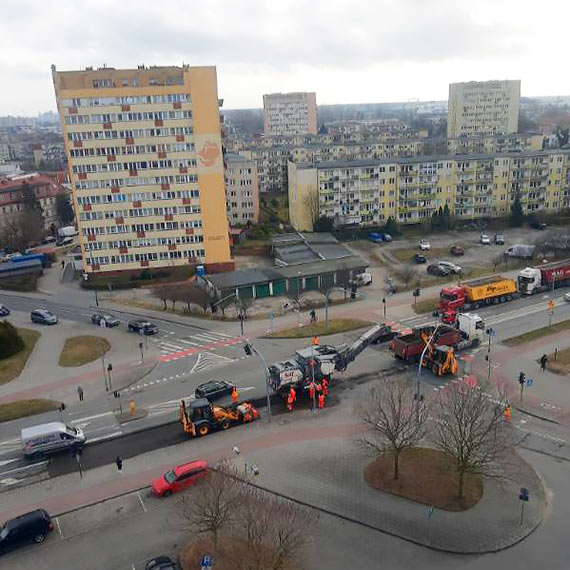 Ruszyły prace na ulicy 11 Listopada w Świnoujściu. Zrywają stary asfalt