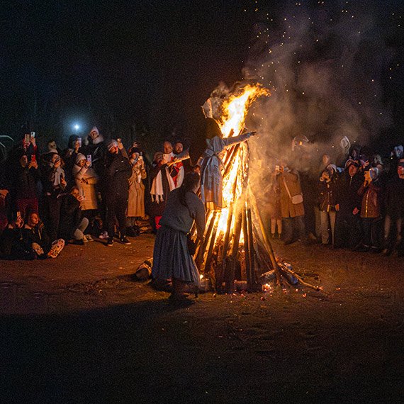 Spektakularnie powitana - musi z nami pozosta�! �winouj�cie przyj�o wiosn� ogniem i �piewem