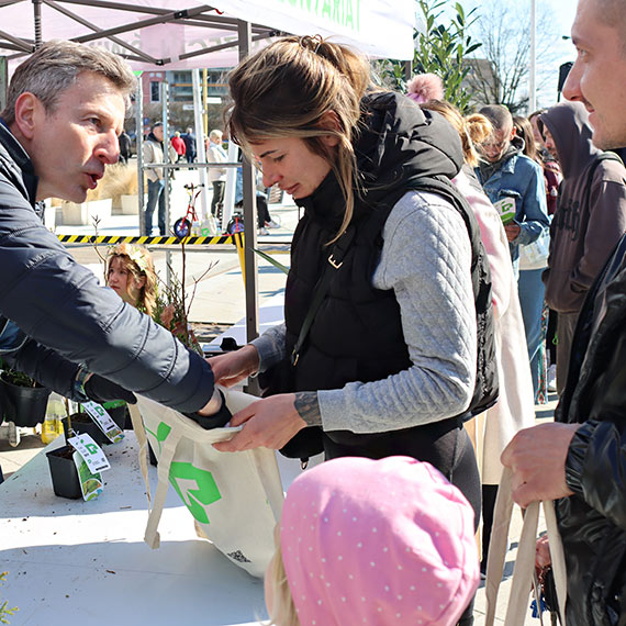Zielony przylądek w Świnoujściu. Port Szczecin-Świnoujście przywitał wiosnę rozdając mieszkańcom sadzonki