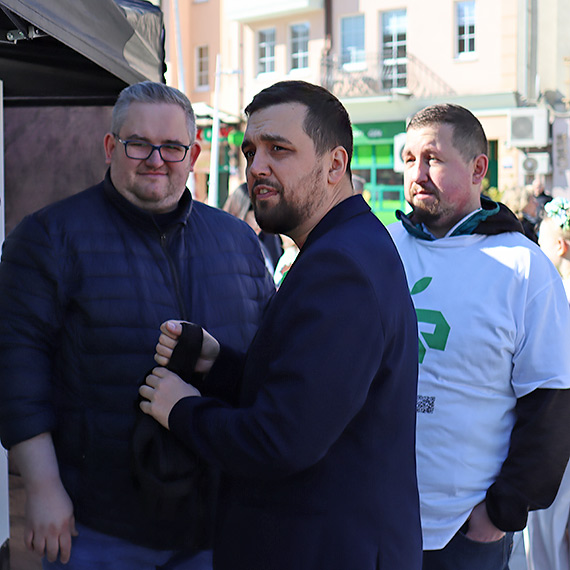 Zielony przylądek w Świnoujściu. Port Szczecin-Świnoujście przywitał wiosnę rozdając mieszkańcom sadzonki