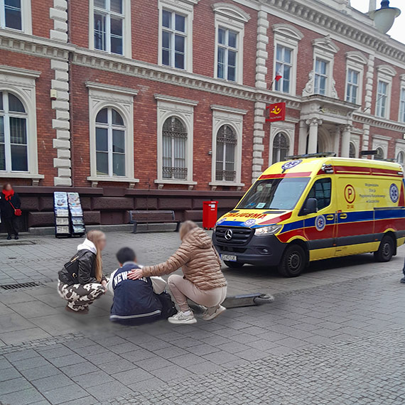 Groźny upadek z hulajnogi. Mężczyzna uderzył twarzą o chodnik